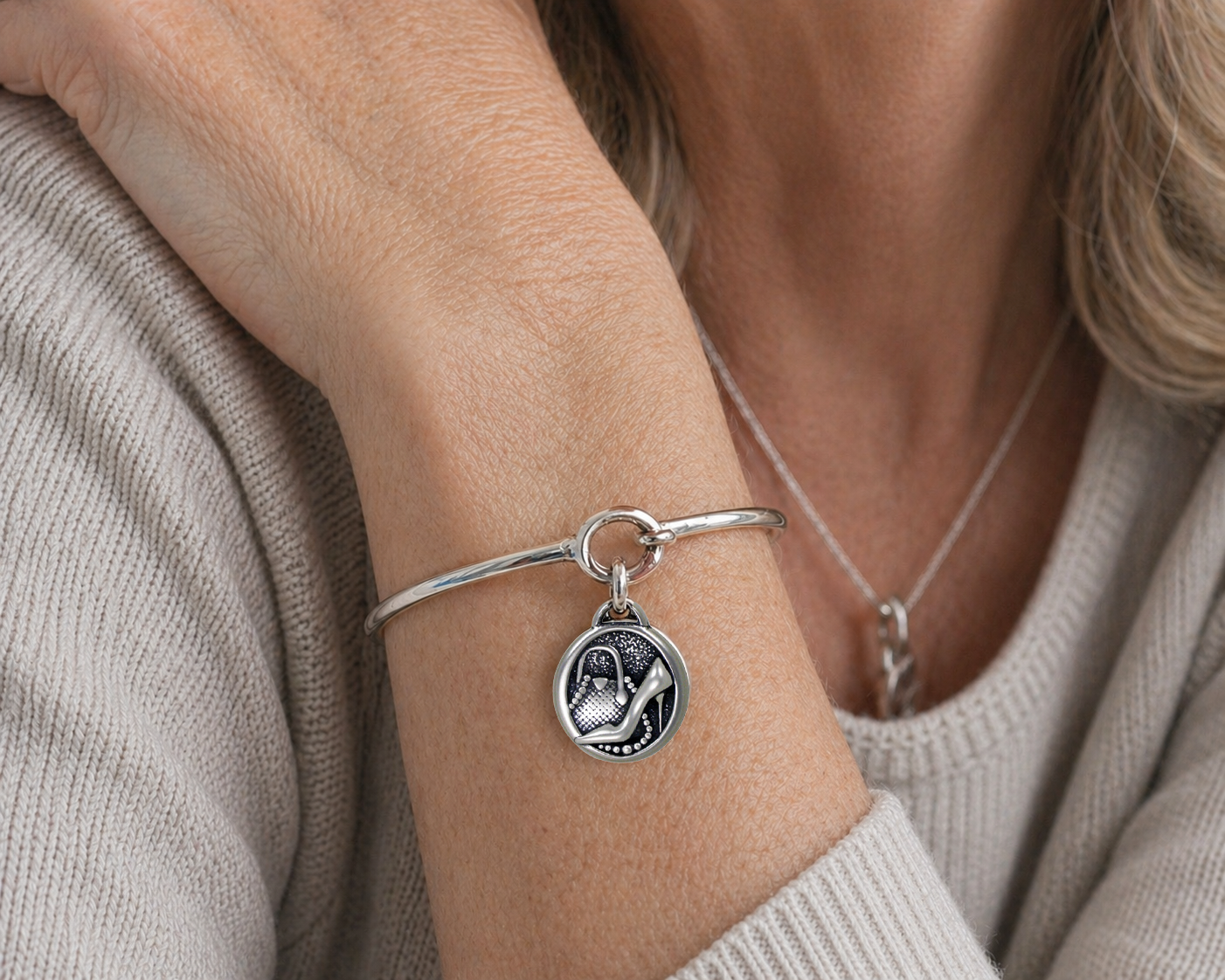 model wearing fashionista mothers day charm